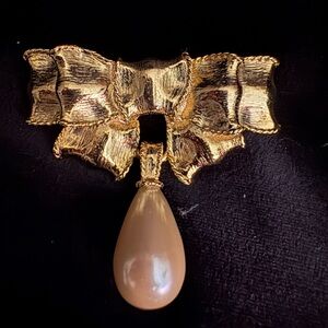 Chic Gold Tone and Cream Bow Brooch